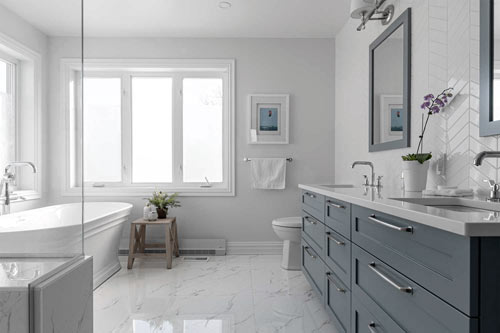 salle de bain classique avec marbre omnipresent