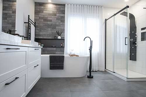 salle de bain avec contraste de matieres