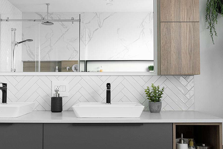 design-salle-de-bain-marbre-chevrons