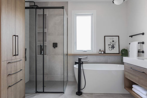 salle de bain contemporaine accents de noir