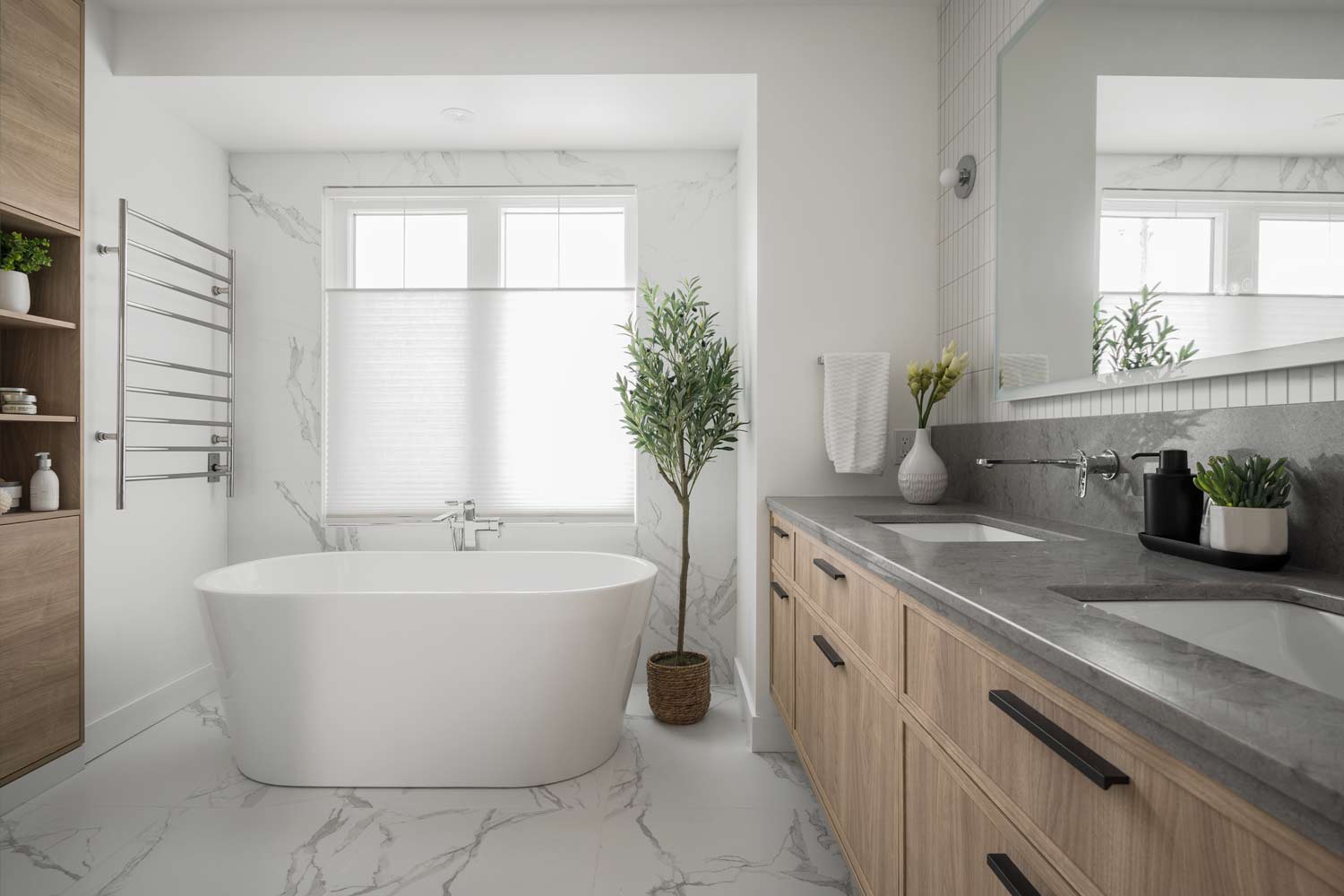 design-salle-de-bain-marbre-et-bois