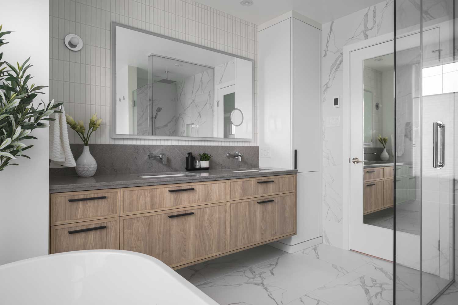 design-salle-de-bain-vanite-bois-comptoir-quartz